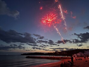 Beach - Renovated & Walk to Beach. 5-star reviews. The Friendship House (Falmouth)