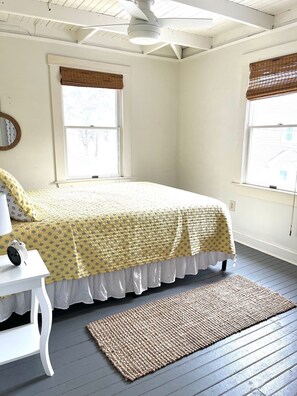 4 bedrooms, desk, travel cot, WiFi - Renovated & Walk to Beach. 5-star reviews. The Friendship House (Falmouth)
