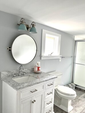 Shower, hair dryer, soap, toilet paper - Renovated & Walk to Beach. 5-star reviews. The Friendship House (Falmouth)