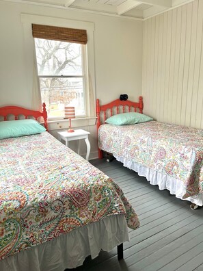 4 bedrooms, desk, travel cot, WiFi