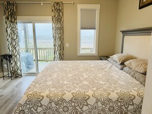 4 bedrooms, in-room safe, desk, iron/ironing board - Elegant Beach rental for casual enjoyment. (Surf City)