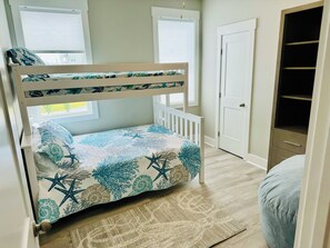 4 bedrooms, in-room safe, desk, iron/ironing board - Elegant Beach rental for casual enjoyment. (Surf City)