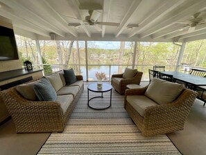 TV connectée, jeux vidéo, table de tennis de table, chaîne hi-fi