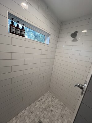Douche, sèche-cheveux, serviettes fournies, savon