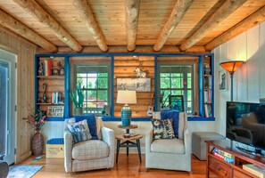 Fernseher, Kamin, Bücher