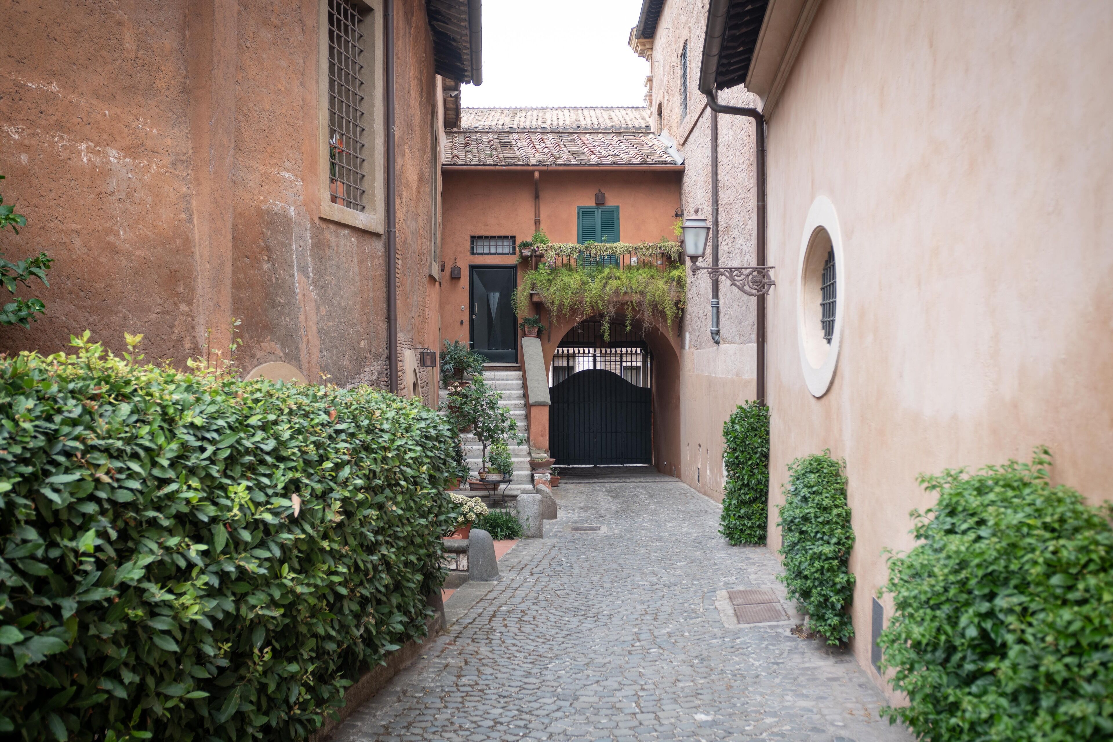 المنطقة المحيطة بالمنشأة