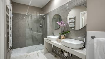 Deluxe Quadruple Room | Bathroom | Shower, rainfall showerhead, free toiletries, slippers
