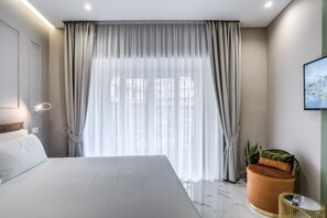 Habitación cuádruple clásica | Minibar, caja fuerte, escritorio y cortinas opacas