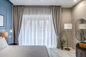Habitación tradicional | Minibar, caja fuerte, escritorio y cortinas opacas