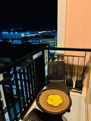 Apartamento ejecutivo, 1 cama de matrimonio, no fumadores, vistas a la ciudad | Balcón