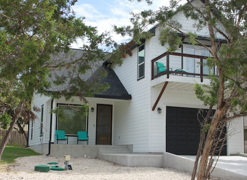 Hotspot to Texas Hill Country, near everything! Sleeps 12-includes 3 king beds

