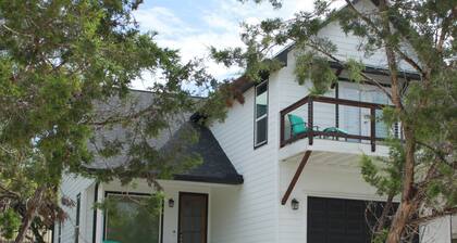 Hotspot to Texas Hill Country, near everything! Sleeps 12-includes 3 king beds