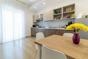 Kylskåp, ugn, spishäll och grytor/köksredskap