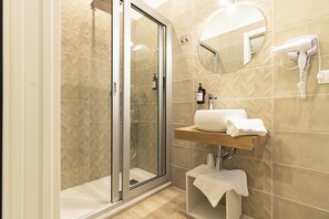 Dusj, hårføner, bidé og håndklær