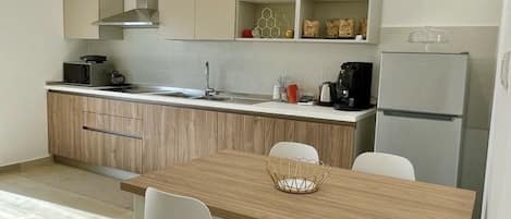 Fridge, oven, stovetop, cookware/dishes/utensils
