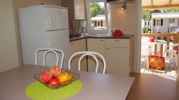 Mobil home IDAHO STANDARD 4 p | Private kitchen | Fridge, microwave, stovetop, espresso maker