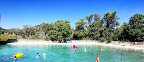 Piscina externa sazonal