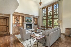 Smart TV, fireplace, stereo