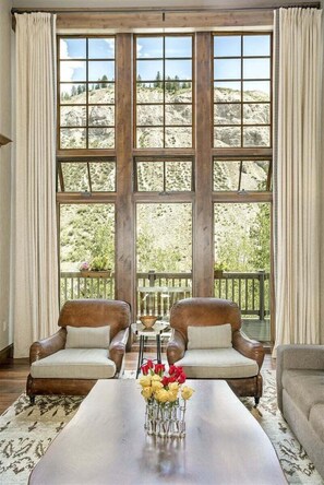 Smart-TV, Kamin, Stereoanlage