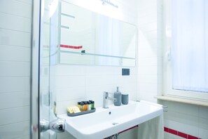 Sèche-cheveux, serviettes fournies, savon, shampoing