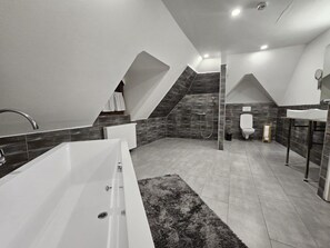 Luxury Studio Suite | Bathroom | Hair dryer, towels, soap, shampoo - Végvári Hotel Eger (Eger)