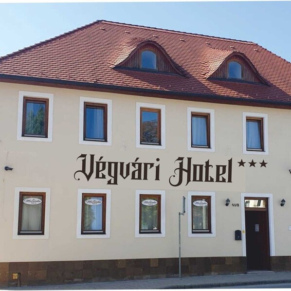 Front of property - Végvári Hotel Eger (Eger)