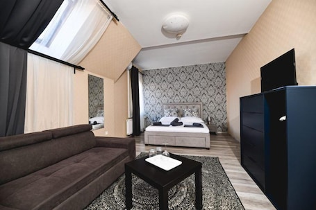 Comfort Room | In-room safe, desk, blackout drapes, free WiFi