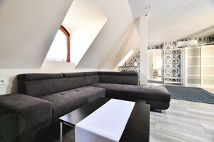 Luxury Studio Suite | In-room safe, desk, blackout drapes, free WiFi