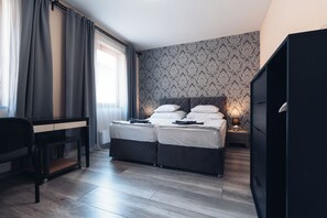 Family Room | In-room safe, desk, blackout drapes, free WiFi - Végvári Hotel Eger (Eger)