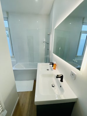 Haartrockner, HandtĂŒcher, Seife, Shampoo
