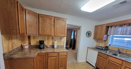 Sunkist beach house. Lake side house 3 bedroom house