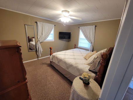 3 bedrooms, desk, iron/ironing board, free WiFi. Sunkist beach house. Lake side house 3 bedroom house