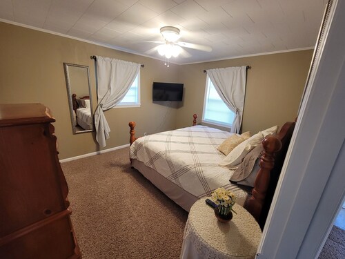 Sunkist beach house. Lake side house 3 bedroom house 