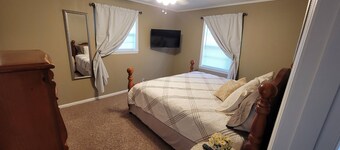 Sunkist beach house. Lake side house 3 bedroom house 