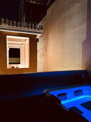 Outdoor pool - Pink Mango Hostel (Athens)