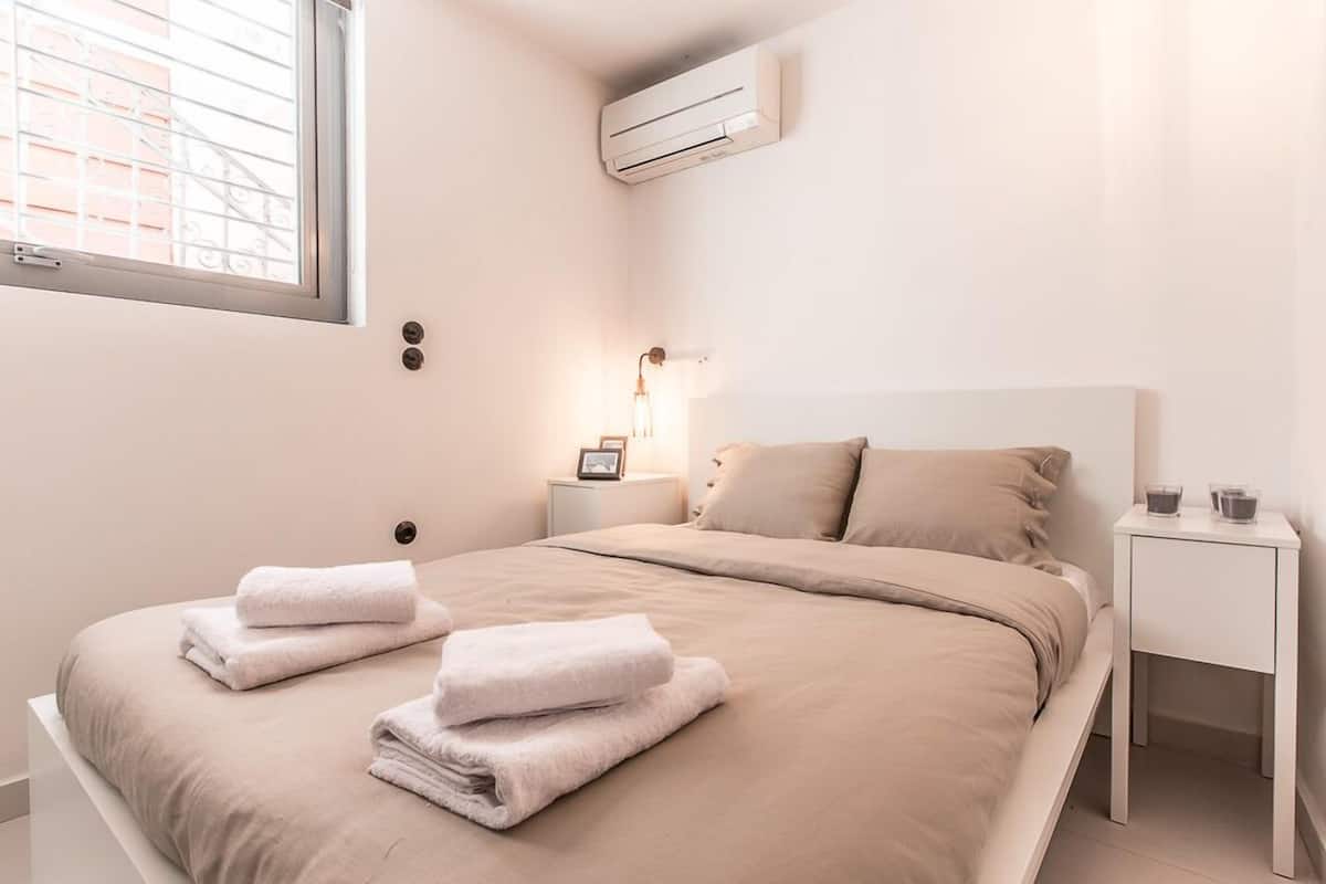 Basic Double Room, 1 Double Bed | Hypo-allergenic bedding available, blackout drapes, soundproofing