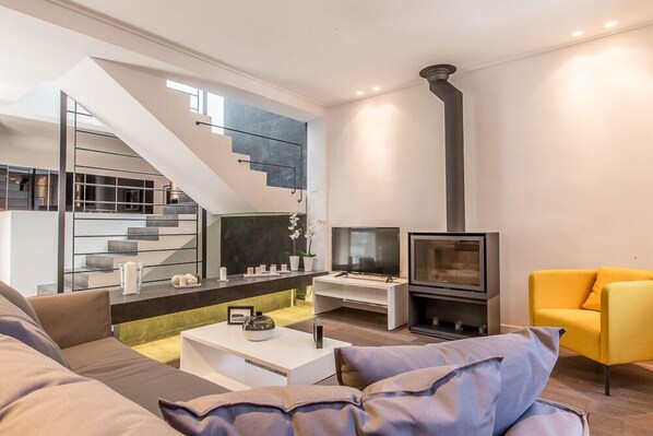 Luxury Villa | Living area | Printers - Pink Mango Hostel (Athens)