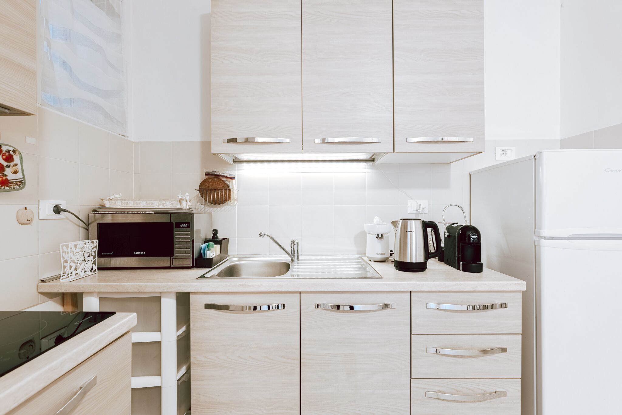 Frigorifero, microonde, piano cottura, macchina per tè/caffè