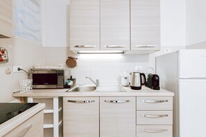 Kühlschrank, Mikrowelle, Herdplatte, Wasserkocher mit Kaffee-/Teezubehör