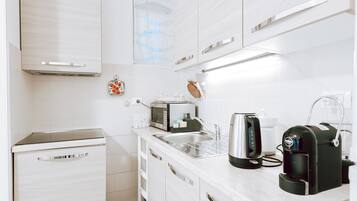 Frigorifero, microonde, piano cottura, macchina per tè/caffè