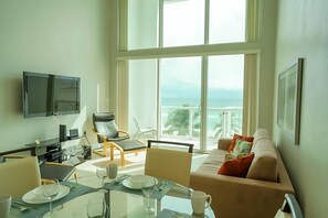 Living area - OCEANVIEW 1 bedroom 2 bath TERRACE and PARKING (Miami)