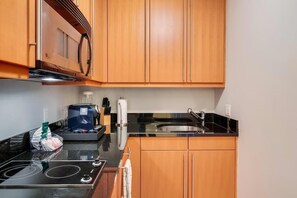 ثلاجة، ميكروويف، موقد طهي مسطح، غسالة أطباق