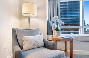 Smart TV, offices - Brickell Oasis! Studio w Pool Access & Ocean View (Miami)