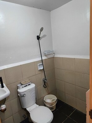 Condo básico, 1 habitación, balcón, vista a la ciudad | Baño | Regadera, amenidades de baño gratuitas, toallas, jabón 