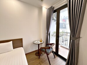 Desk, blackout curtains, soundproofing, free WiFi - Au79 Hotel & Apartment (Hai Phong)