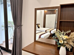 Habitación triple Deluxe | Escritorio, cortinas blackout, insonorización y wifi gratis 