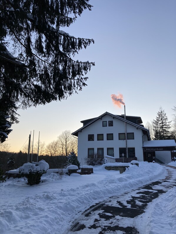 Exterior - Immensee IV cozy small Apartment with common area with fireplace (Ronshausen)