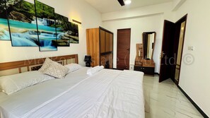 Tabla de planchar con plancha, wifi y ropa de cama 