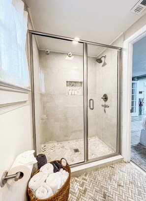 Shower, hair dryer, towels, soap - Sweet Magnolia, 3Br/2.5Ba, Downtown Historic Charm w/ all the comforts!  (Orlando)