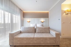 Minibar, caja de seguridad en la habitación y escritorio 